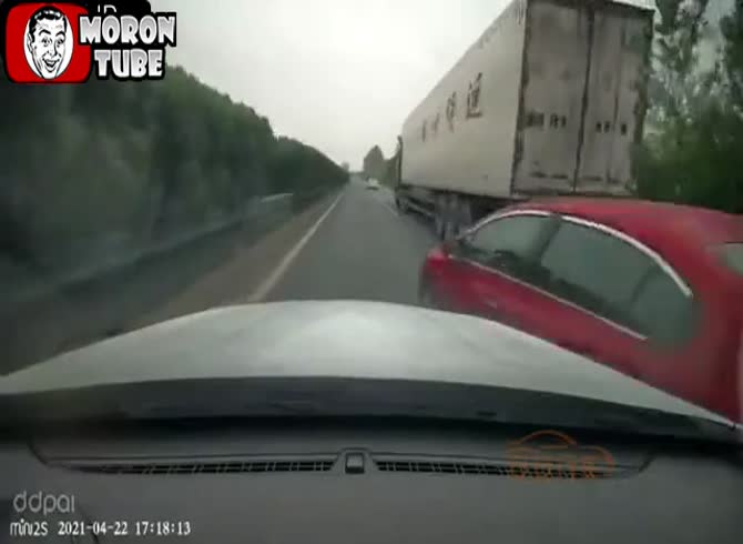 Video :Trying to be stupid and getting struck by a truck